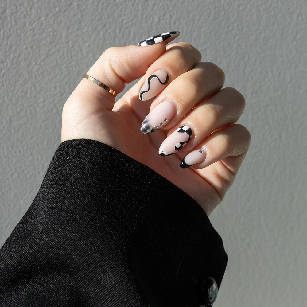 Classic Pearl and Rhinestone Nail Art Set - Image 4